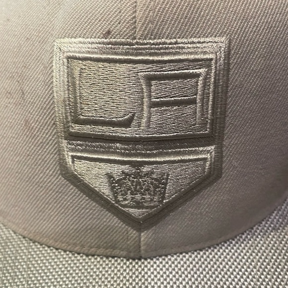 MITCHELL & NESS NHL LOS ANGELES KINGS CLASSIC UNISEX SNAPBACK HAT GREY ON GREY - Picture 3 of 9